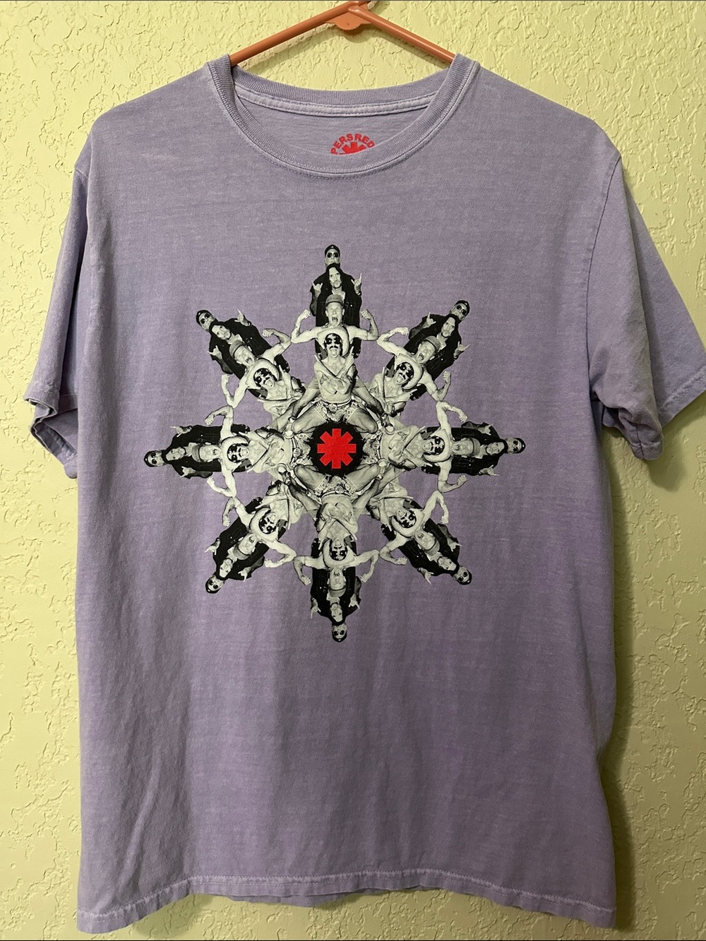 Red Hot Chili 🌶️ Men's Lavender Graphic Short Sleeve Tee with Starburst Motif M